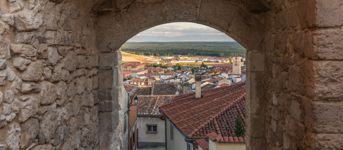 Arco de entrada a la muralla y antigua ciudad de Cuéllar en la provincia de Segovia en España