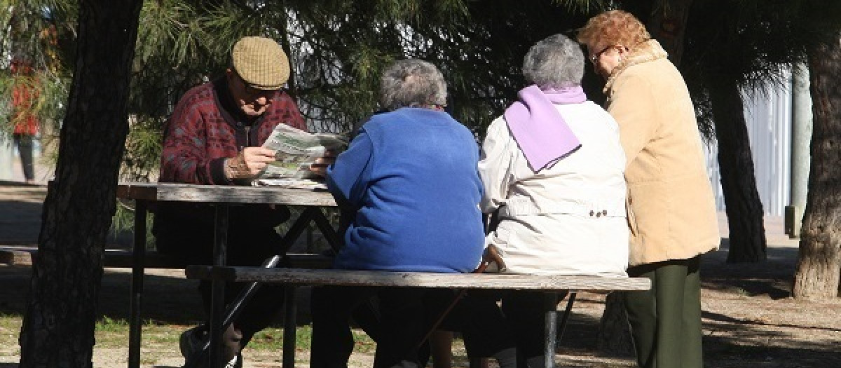 Pensionistas en un parque