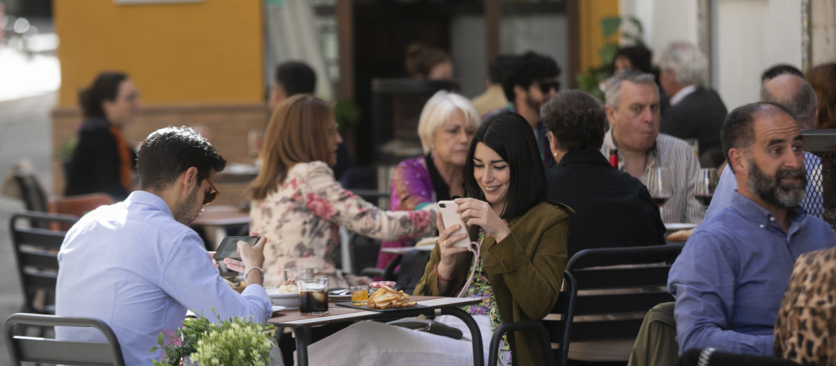 (Foto de ARCHIVO)
Personas en la terraza de un bar en Sevilla (Andalucía, España), a 12 de marzo de 2021.

María José López / Europa Press
12/3/2021