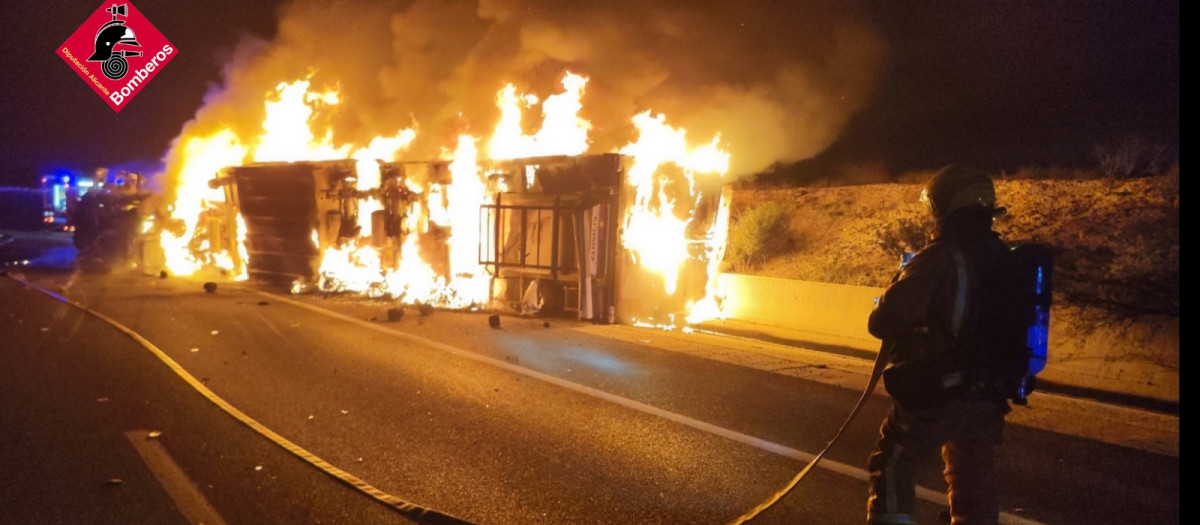 Camión calcinado en la autovía a la altura de Villena (Alicante)