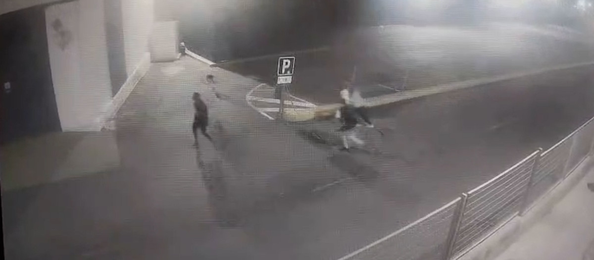 Imagen de los agresores captada por una cámara de seguridad

REMITIDA / HANDOUT por GUARDIA CIVIL
Fotografía remitida a medios de comunicación exclusivamente para ilustrar la noticia a la que hace referencia la imagen, y citando la procedencia de la imagen en la firma
27/10/2026