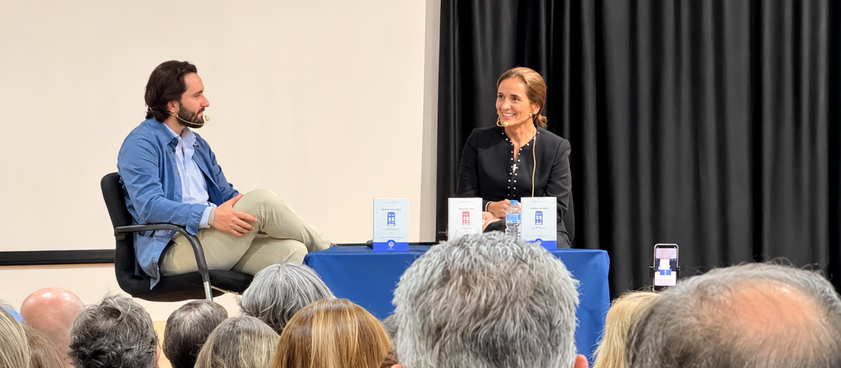 La autora, Elena Santa María, junto al influencer católico Jimmy O'Connor