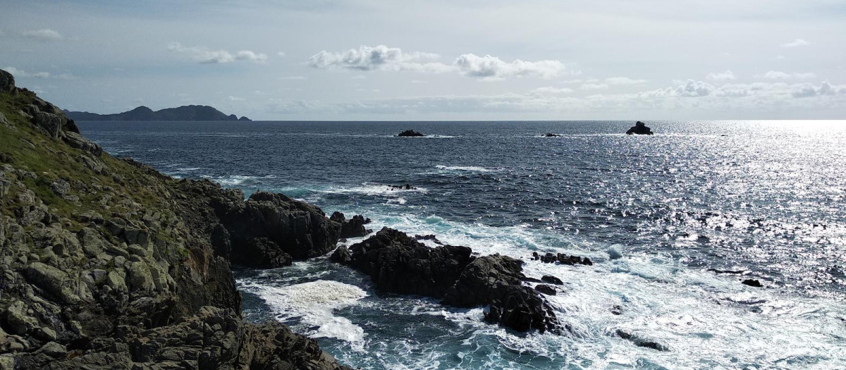 Un pescador llega a nado a una playa de Cangas tras quedar varada su planeadora