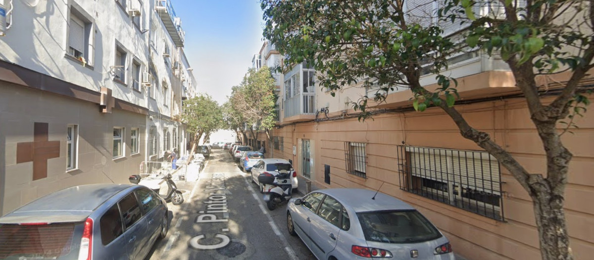 Calle Pintor Viniegra, donde se ubica la vivienda, en Cádiz