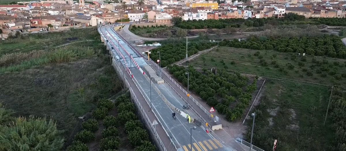 Imagen del puente de la CV-560 entre Càrcer y Cotes