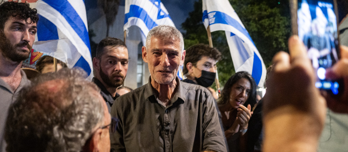 Yair Golan, líder del partido Los Demócratas, saluda a sus simpatizantes durante una manifestación antigubernamental en la Plaza de los Rehenes de Tel Aviv