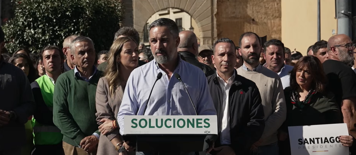 Santiago Abascal atiende a los medios en Plasencia