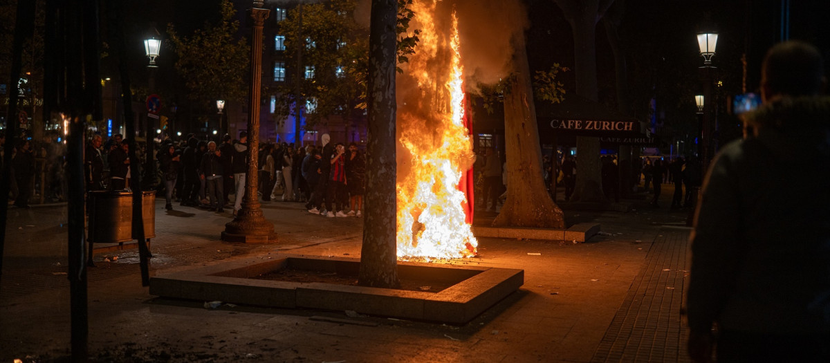 (Foto de ARCHIVO)
Varias personas causan disturbios, a 24 de octubre de 2026, en Barcelona, Catalunya (España). Furgones de los Mossos d'Esquadra tienen blindada la plaza Catalunya de Barcelona desde este sábado por la tarde, donde han empezado a hacer algunas cargas para controlar a activistas que se han ido concentrando, la gran mayoría de ellos encapuchados y vestidos de negro. Después de que los Bombers hayan apagado el fuego de una barricada y otros elementos urbanos que los activistas han incendiado, los antidisturbios están haciendo pequeñas cargas para sacar de la plaza a los activistas, aunque luego han incendiado parte de la terraza del bar Zúrich y más papeleras.

Lorena Sopêna / Europa Press
24 OCTUBRE 2026;DISTURBIOS;MOSSOS;CATALUÑA
24/10/2026