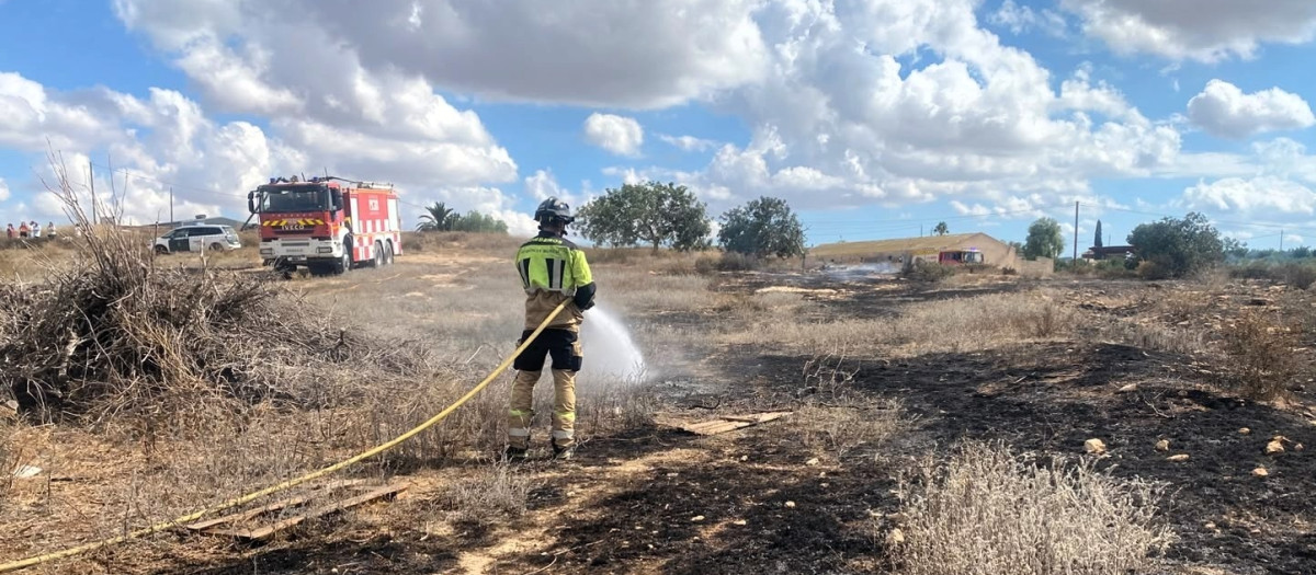 (Foto de ARCHIVO)
Bomberos apagando el incendio