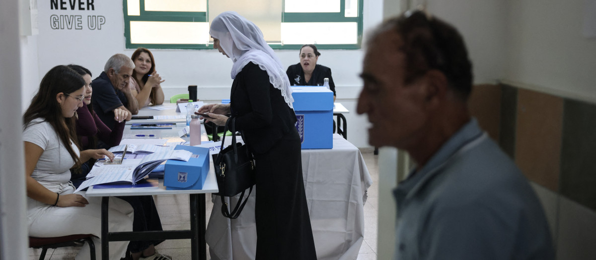 Una mujer emite su voto en un colegio electoral de la aldea drusa de Daliyat al-Karmel, en el norte de Israel