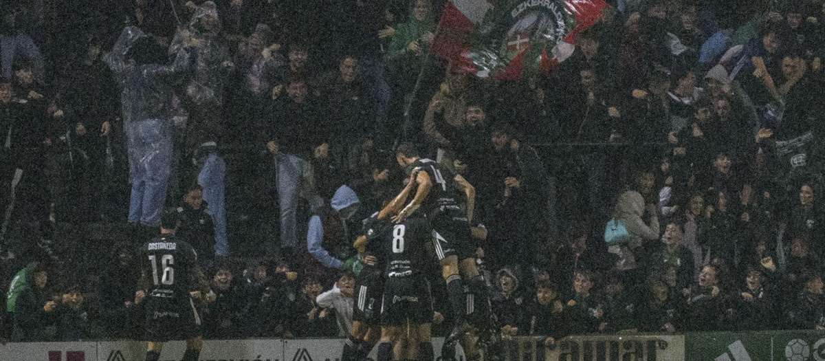 Los jugadores del Sestao celebran el gol del empate durante el partido de la primera ronda de la Copa del Rey entre el Sestao River y el Espanyol