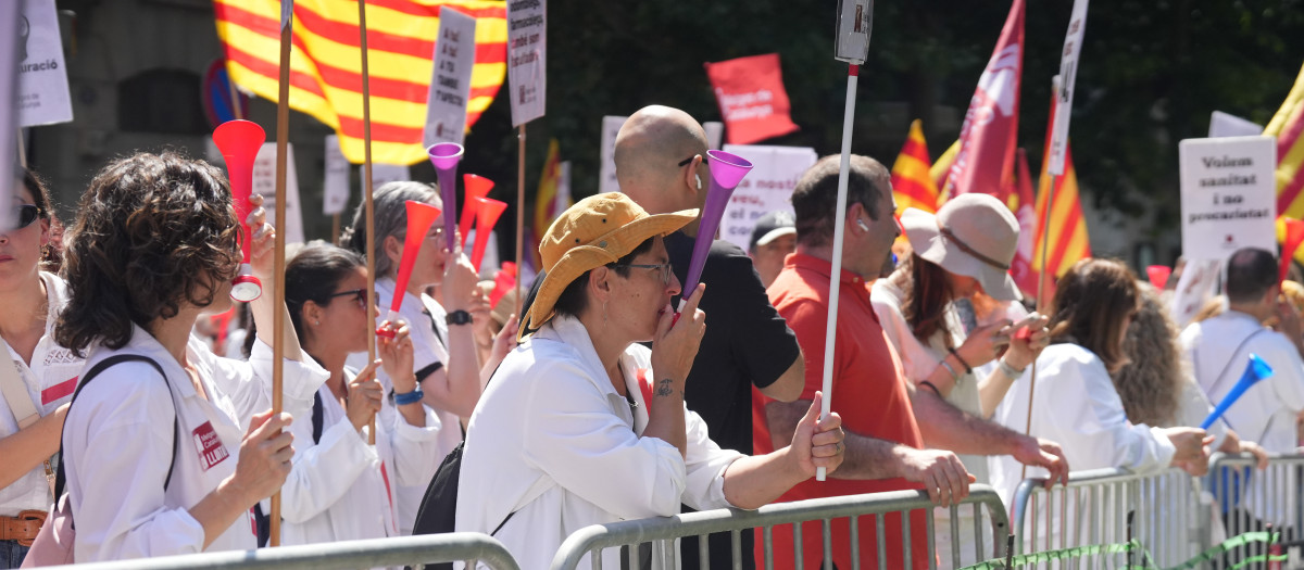 Decenas de personas durante una concentración de facultativos, frente la Subdirección General de Promoción de la Salud