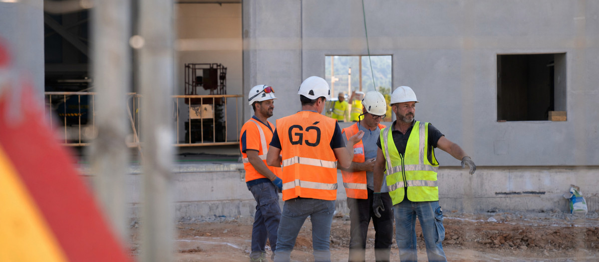 Operarios de Grupo Ceremón trabajando