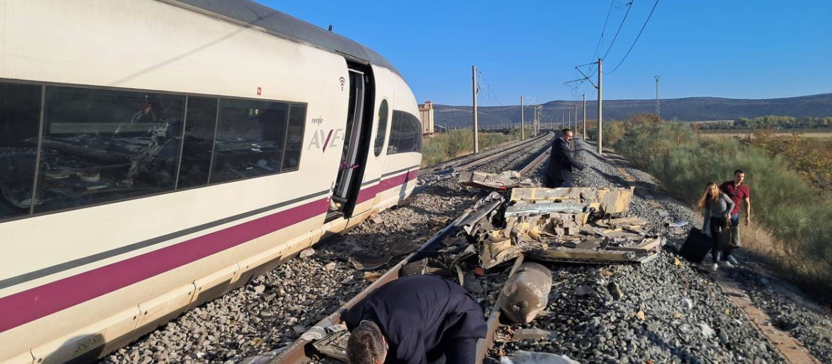 Dos trenes de alta velocidad chocan en Urda (Toledo) con varios vagones caídos por un terraplén
