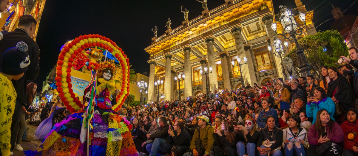 Desfile de Catrinas frente al Teatro Juárez de Guanajuato