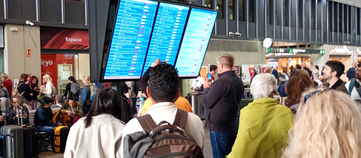 Viajeros afectados por la suspensión de la línea, este miércoles en Santa Justa