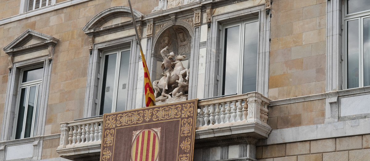 Fachada del Palau de la Generalitat con la bandera a media asta