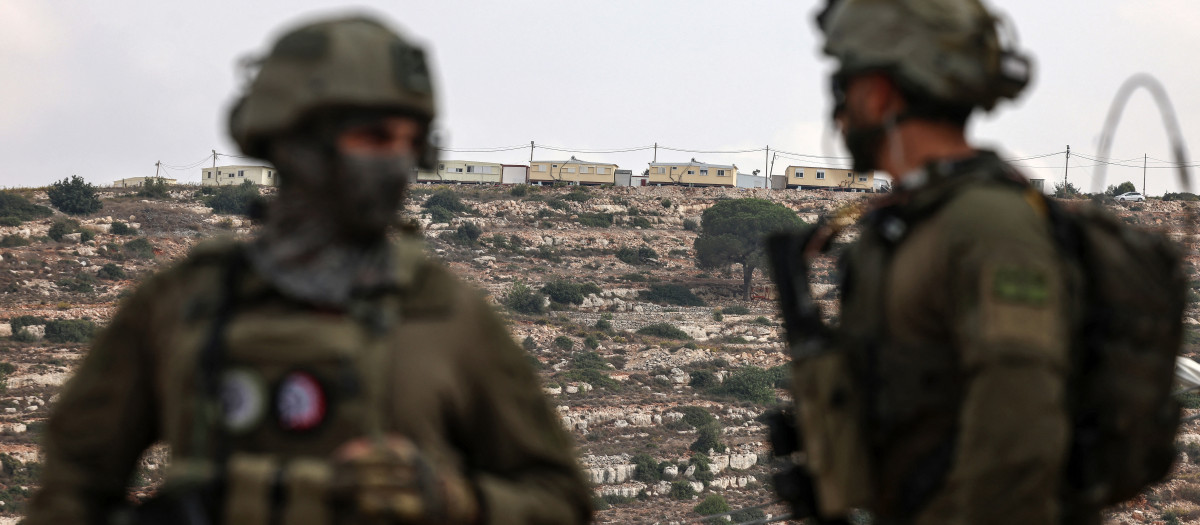 Soldados israelíes toman posiciones durante una incursión militar en la aldea de Umm Safa, al noroeste de Ramala