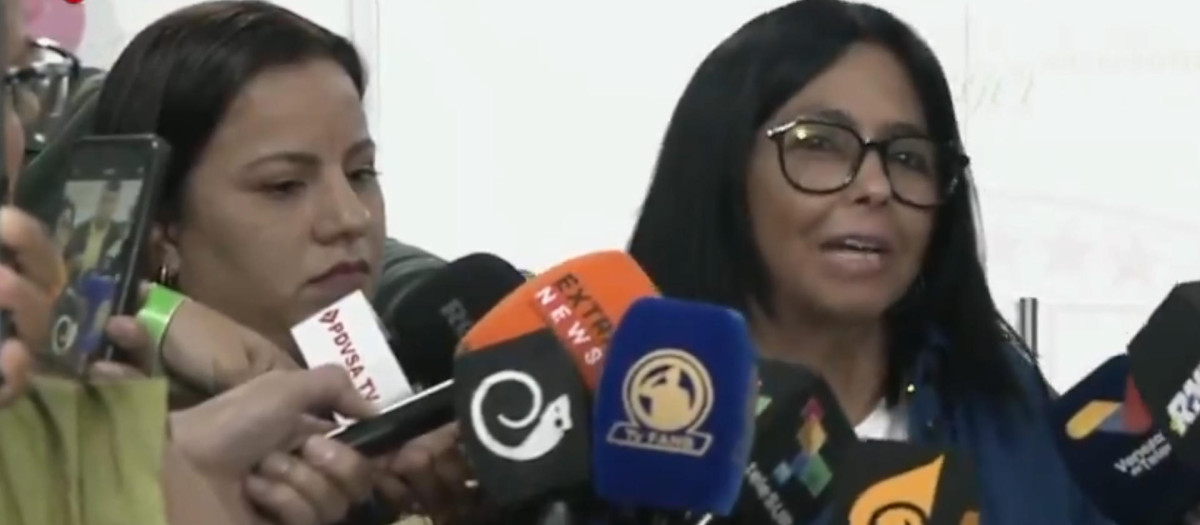 AME218. CARACAS (VENEZUELA), 26/10/2026.- Captura de pantalla tomada del Canal estatal VTV de Venezuela, que muestra a la presidenta encargada de Venezuela, Delcy Rodríguez, hablando durante una rueda de prensa este lunes, donde dijo que la líder opositora María Corina Machado pudo evitar hacer un "show" a su regreso al país suramericano, donde fue recibida por miles de seguidores que salieron a las calles para celebrar su retorno. EFE/ Canal estatal VTV /SOLO USO EDITORIAL/ NO VENTAS/ SOLO DISPONIBLE PARA ILUSTRAR LA NOTICIA QUE ACOMPAÑA (CRÉDITO OBLIGATORIO)