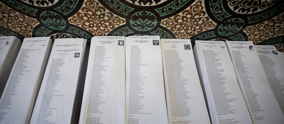 Papeletas electorales en el colegio de Nuestra Señora del Buen Consejo, a 9 de junio de 2024