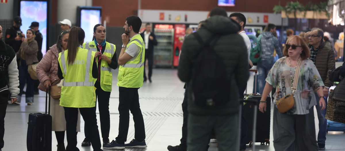 Trabajadores avisan a los pasajeros de la cancelación de sus trenes, en la estación Madrid Puerta de Atocha Almudena Grandes