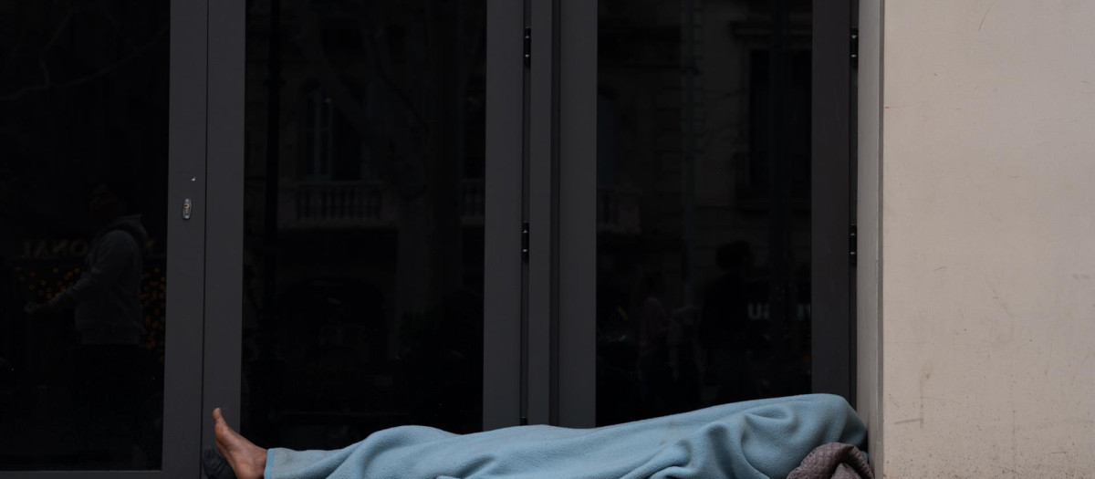 Una persona sin hogar en el barrio del Raval de Barcelona en 2025