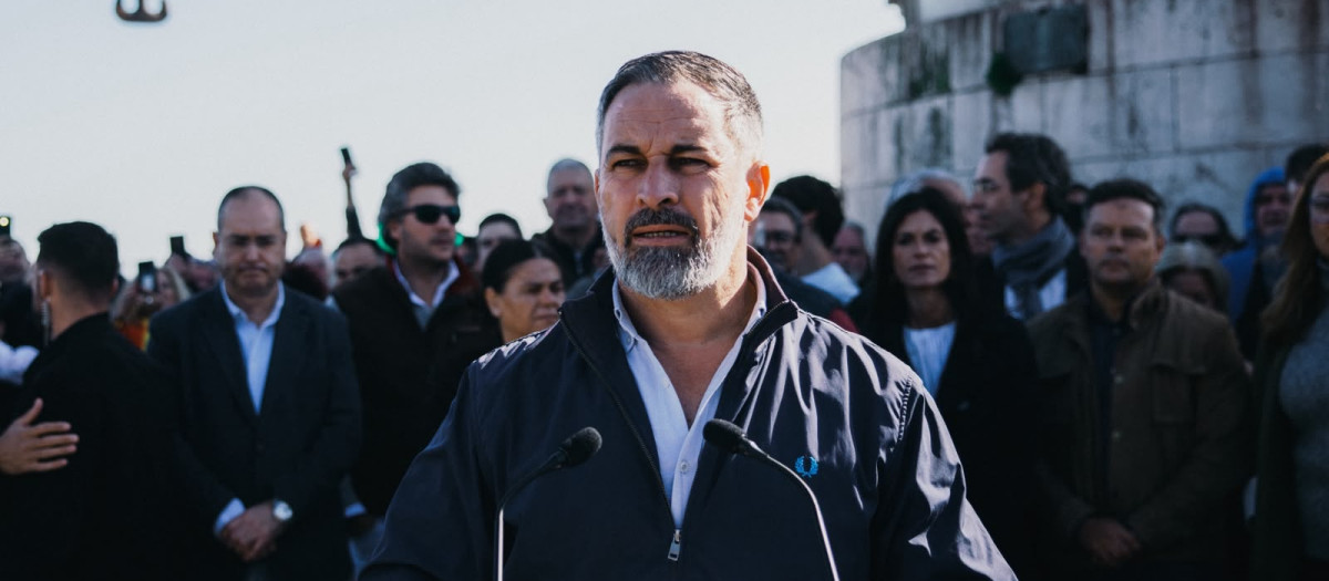 Santiago Abascal atiende a los medios en Santander