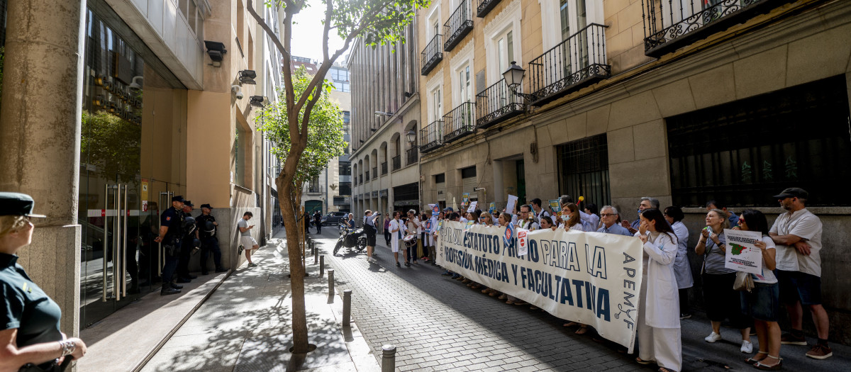 Médicos y facultativos durante una concentración frente a la Consejería de Sanidad de la Comunidad de Madrid, a 18 de junio de 2026