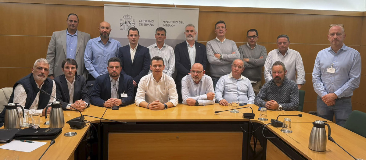 MADRID, 27/10/2026.- Representantes de los principales sindicatos de la Policía Nacional y las asociaciones profesionales de la Guardia Civil se han encerrado este martes en la sede de la Secretaría de Estado de Seguridad para exigir "una jubilación digna". EFE/ Organizaciones sindicales SOLO USO EDITORIAL/SOLO DISPONIBLE PARA ILUSTRAR LA NOTICIA QUE ACOMPAÑA (CRÉDITO OBLIGATORIO)