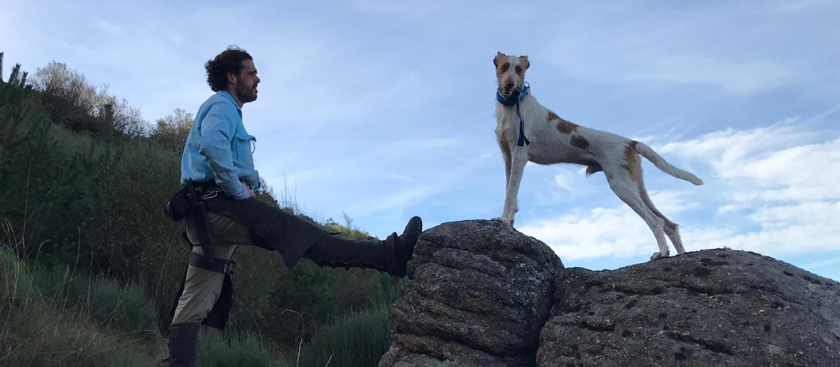 Diego Gómez Arroyo junto a uno de sus perros de caza