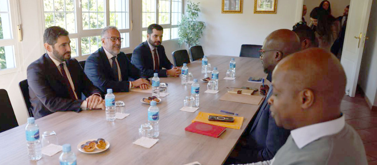 El vicepresidente primero y consejero de Desregulación, Familia y Ayudas Sociales, Carlos Pollán, mantiene una reunión institucional con el embajador de Senegal, Ibrahim Al Khalil Seck