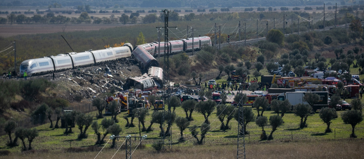 Agentes de los Servicios de Emergencias trabajan en el lugar del choque entre dos trenes en Urda, Toledo