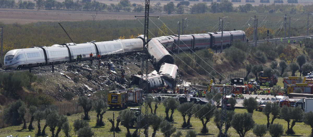 Lugar del accidente de dos trenes de alta velocidad, uno de Renfe y otro de Iryo, que han colisionado a primera hora de este miércoles a la altura de la estación de Urda (Toledo), donde hay al menos 64 fallecidos. EFE/ Chema Moya