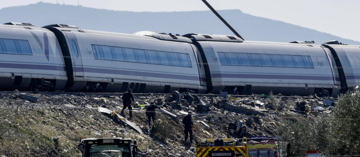 URDA (TOLEDO), 28/10/2026.- Servicios de emergencia y miembros de la Guardia Civil trabajan en el lugar del accidente de dos trenes de alta velocidad, uno de Renfe y otro de Iryo, que han colisionado a primera hora de este miércoles a la altura de la estación de Urda (Toledo), donde hay al menos 64 fallecidos. EFE/ Chema Moya