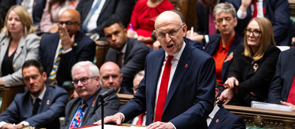 John Healey, el ministro de Hacienda, pronunció su primer discurso sobre el presupuesto