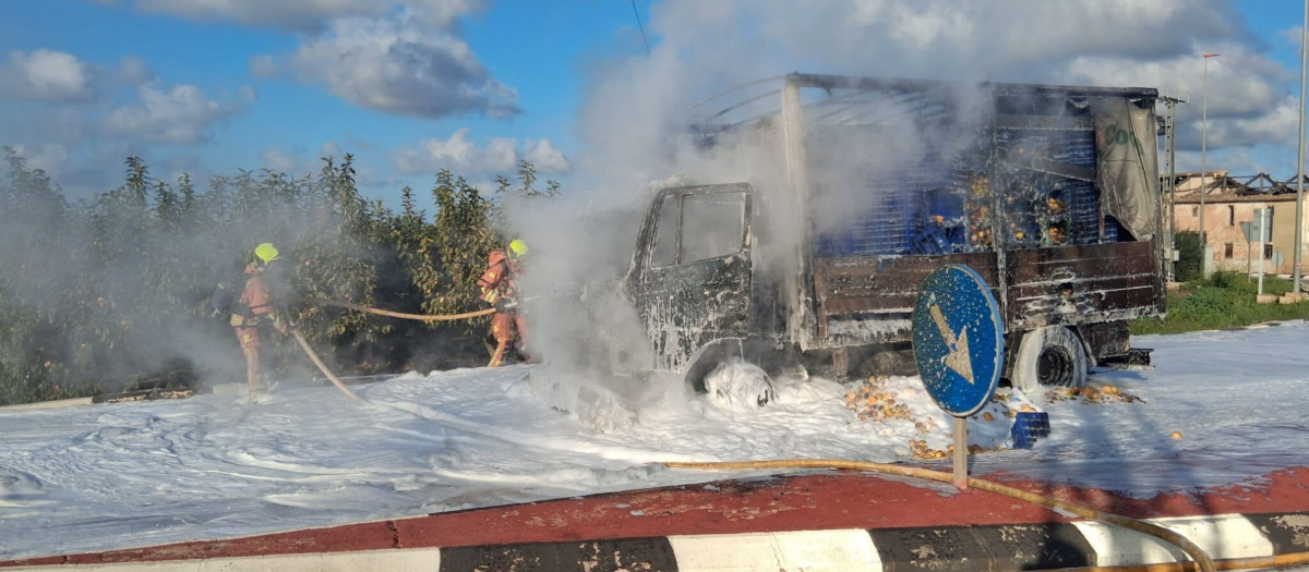 Imagen del camión incendiado