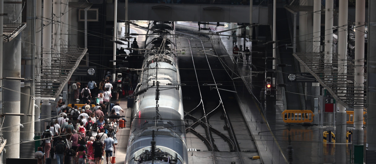 Pasajeros en un andén de la estación de trenes de Puerta de Atocha durante la huelga de 24 horas en el transporte ferroviario, a 29 de junio de 2026