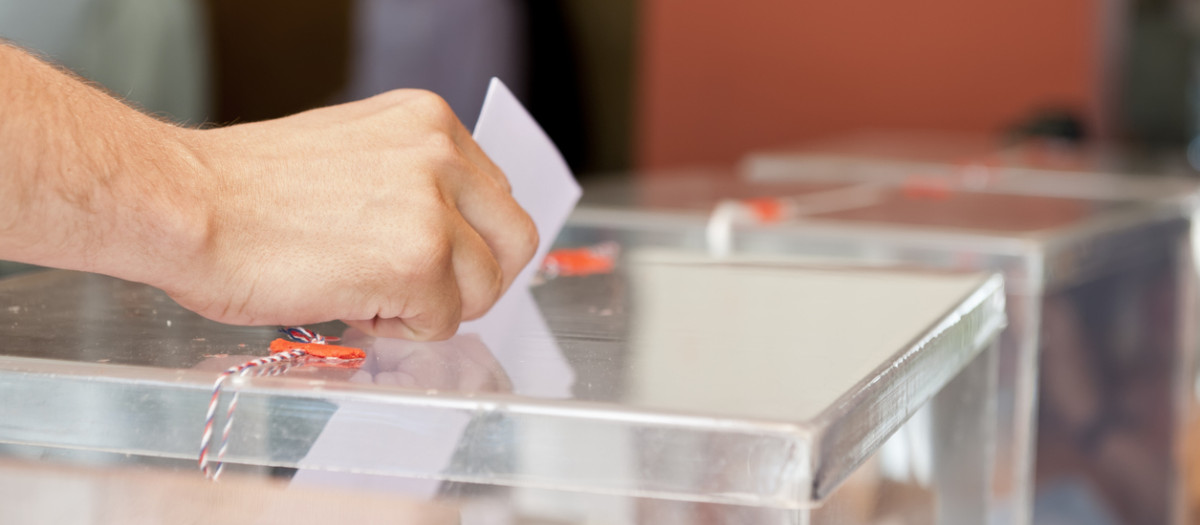Persona ejerciendo su derecho a voto
