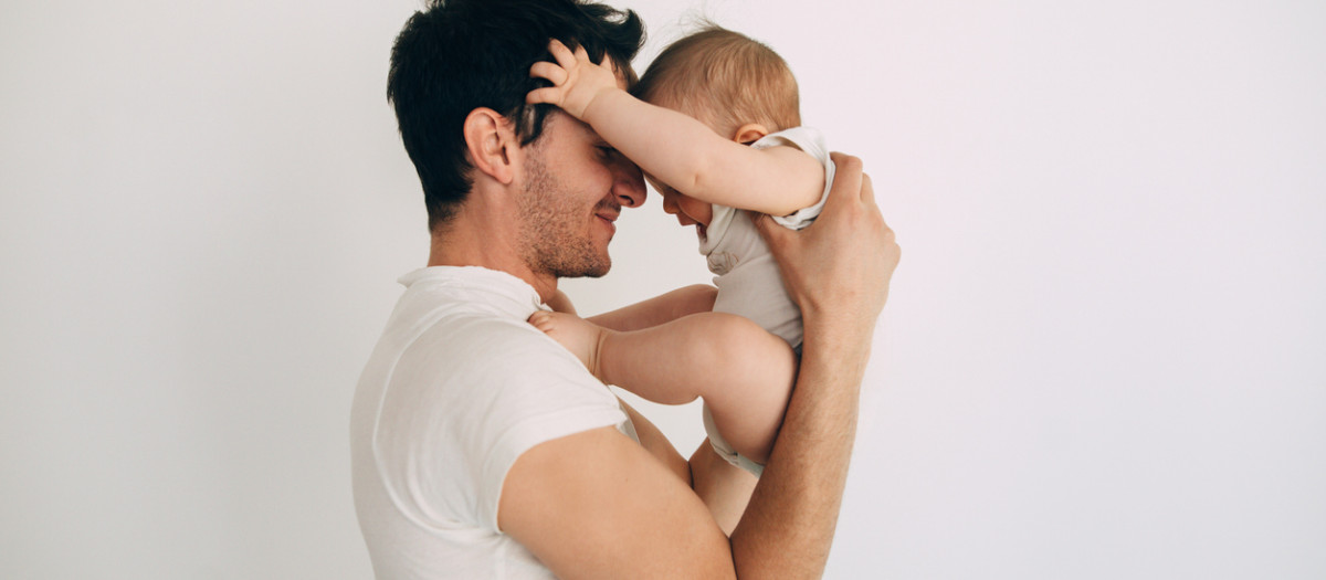 Un padre jugando con su hijo