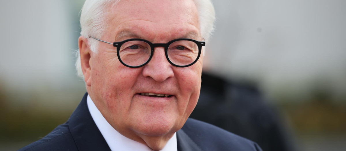 Berlin (Germany), 23/10/2026.- German President Frank-Walter Steinmeier awaits the arrival of Pakistan President Asif Ali Zardari (not pictured) before a welcoming ceremony in Berlin, Germany, 23 October 2026. The President of Pakistan is on an official visit to Germany from 22 to 24 October to discuss bilateral relations, with a focus on trade and economic cooperation. (Alemania) EFE/EPA/HANNIBAL HANSCHKE