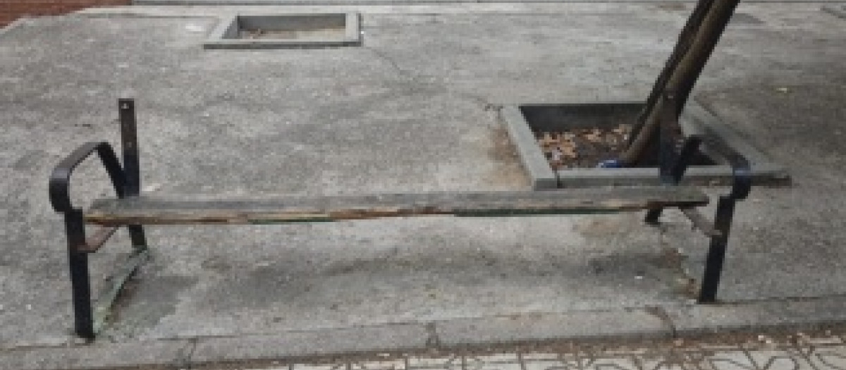 Banco con solo una tabla en el barrio del Guadalquivir (Córdoba)