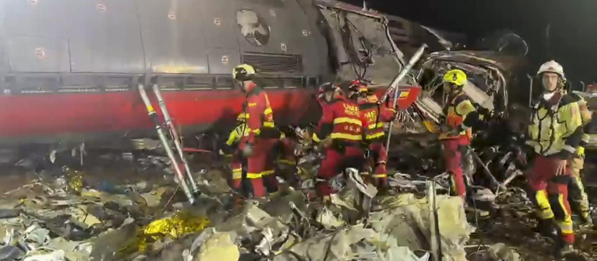 Urda (Toledo) (Spain), 29/10/2026.- A handout vide-grab photo released by Spanish Military Emergency Unit (UME) on 29 October 2026 of rescue work at the scene of a collision between two high-speed trains, Iryo and AVE, in the village of Urda, Toledo, Spain, overnight. At least 68 people have been killed and dozens more injured in the accident on 28 October in the province of Toledo, south of the Spanish capital, Madrid. (España) EFE/EPA/UME HANDOUT ATTENTION EDITORS: IMAGE TO BE USED ONLY IN RELATION TO THE STATED EVENT (MANDATORY CREDIT)
HANDOUT EDITORIAL USE ONLY/NO SALES
