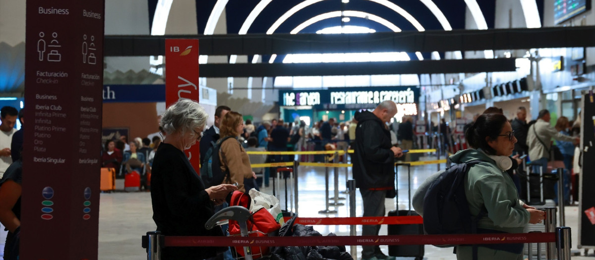 Pasajeros en el aeropuerto de Sevilla en uno de los mostradores de embarque este jueves, el día después del accidente ferroviario de Urda

ROCÍO RUZ-EUROPA PRESS
29/10/2026