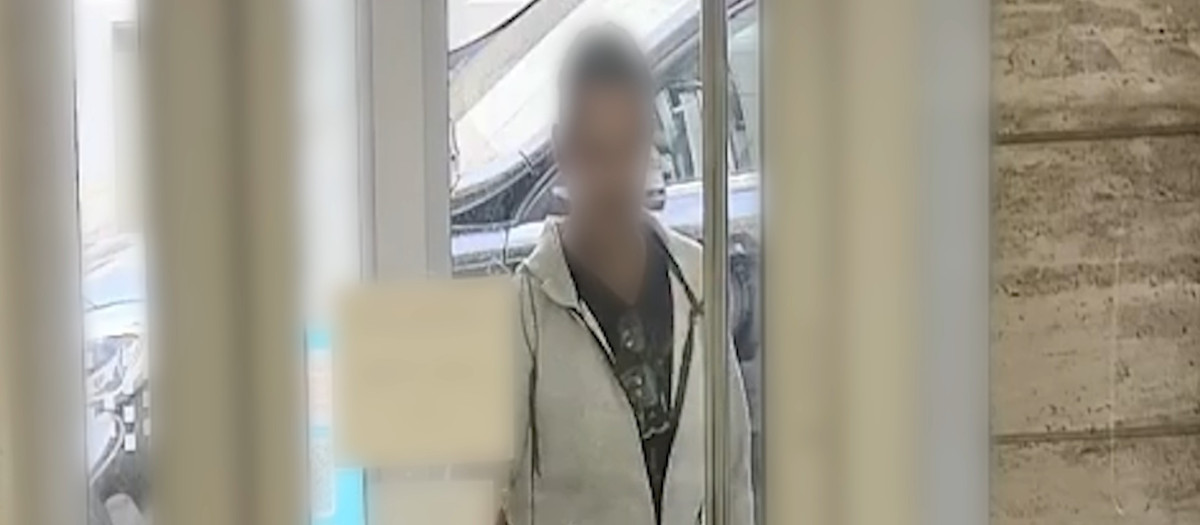 Imagen del momento en el que presuntamente el detenido atracó el banco