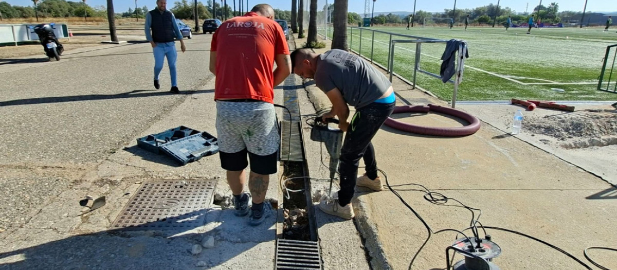 Diveros operarios trabajando en la Ciudad Deportiva