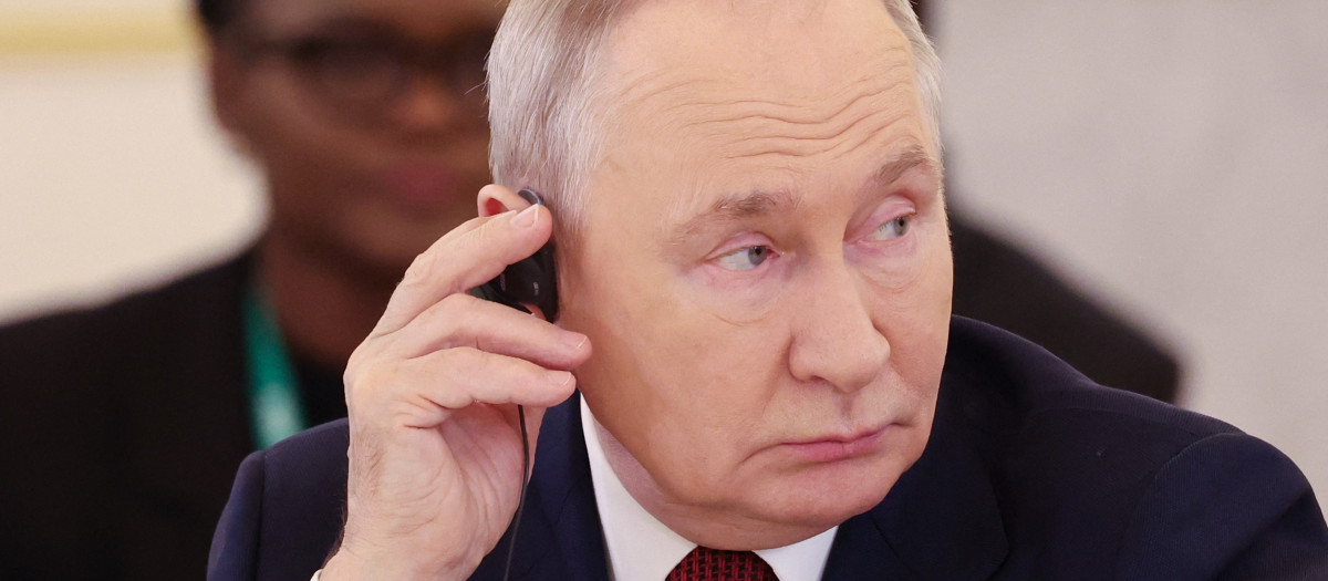 El presidente ruso Vladimir Putin asiste a una sesión plenaria de la tercera Cumbre Rusia-África en Moscú e