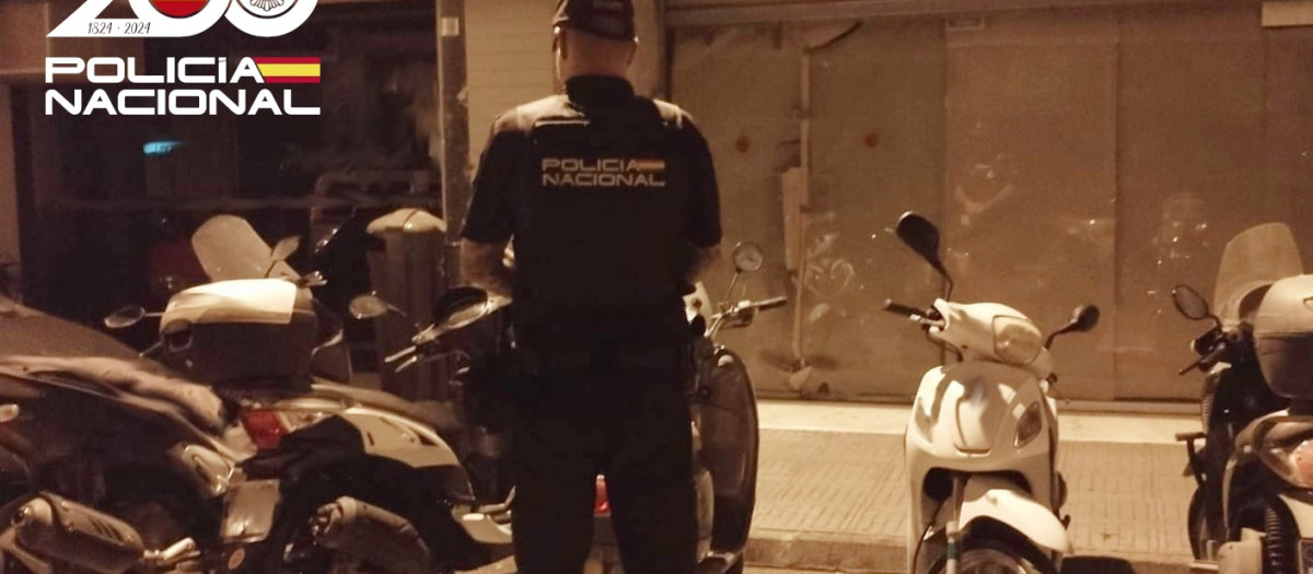 Un agente de la Policía Nacional en una calle

REMITIDA / HANDOUT por POLICÍA NACIONAL
Fotografía remitida a medios de comunicación exclusivamente para ilustrar la noticia a la que hace referencia la imagen, y citando la procedencia de la imagen en la firma
29/10/2026