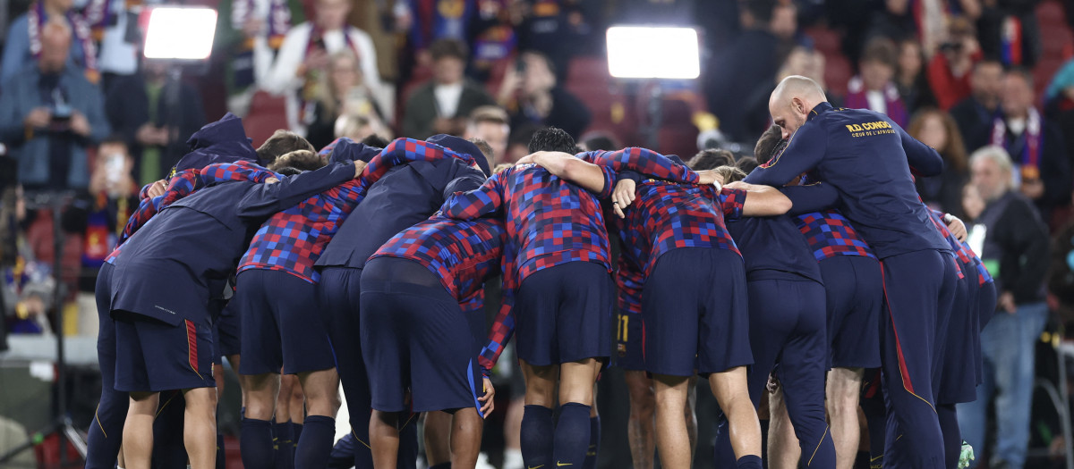 Los jugadores del Barcelona hacen una piña antes del clásico