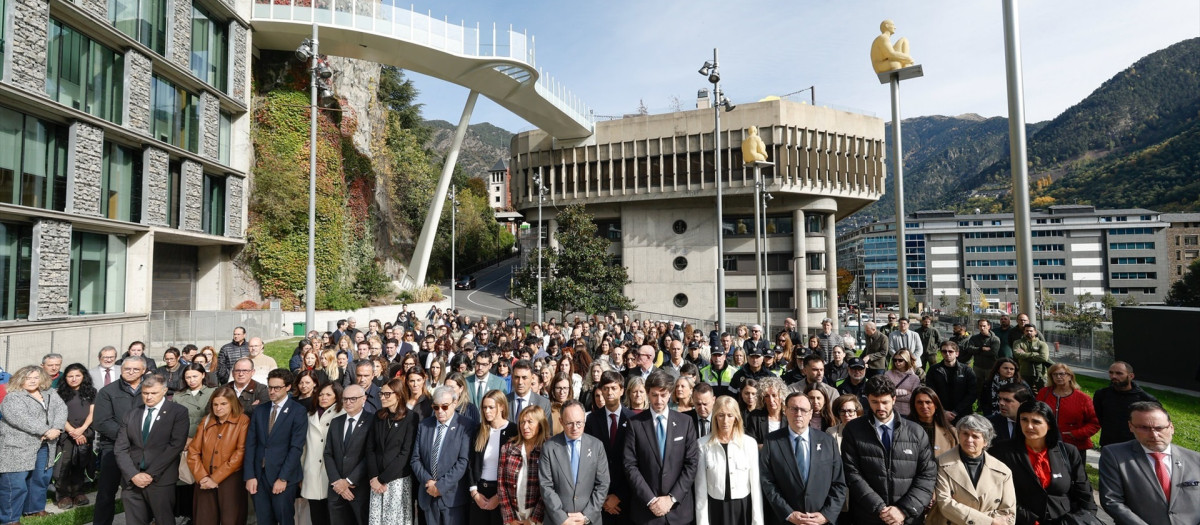 Participantes en el minuto de silencio para condenar el crimen machista en Andorra
