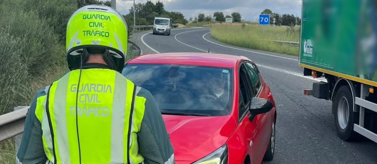 La Guardia Civil detecta más de 200 conductores utilizando el móvil en una semana en Baleares.